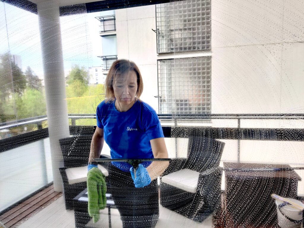 ikkunanpesijä kuivaa ikkunaa lastalla