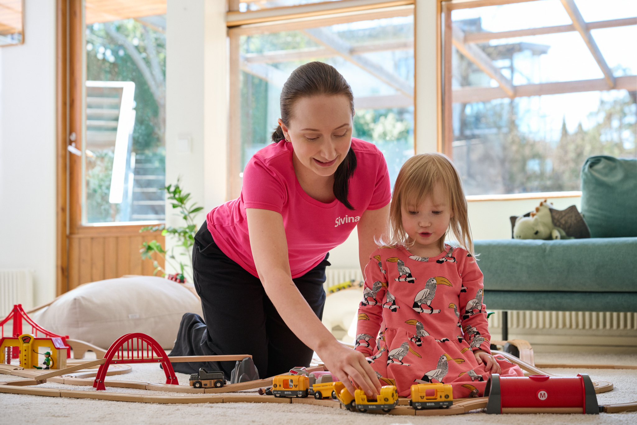 lapsiperheiden kotipalvelut - Sivina lapsi ja hoitaja leikkivät junaleikkiä