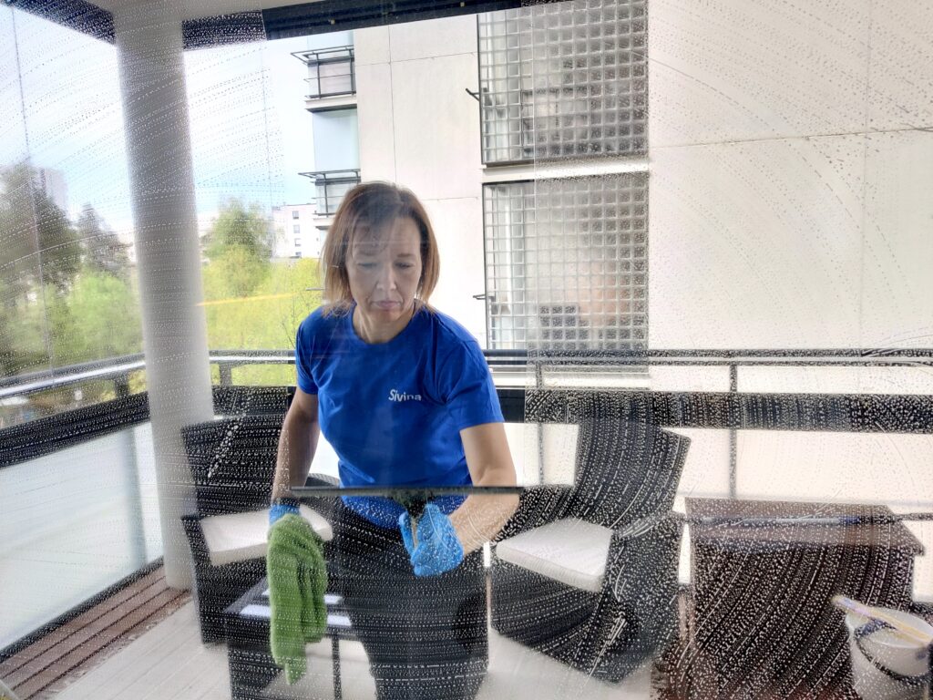 sivinan työntekijä pesee ikkunaa ulkopuolelta