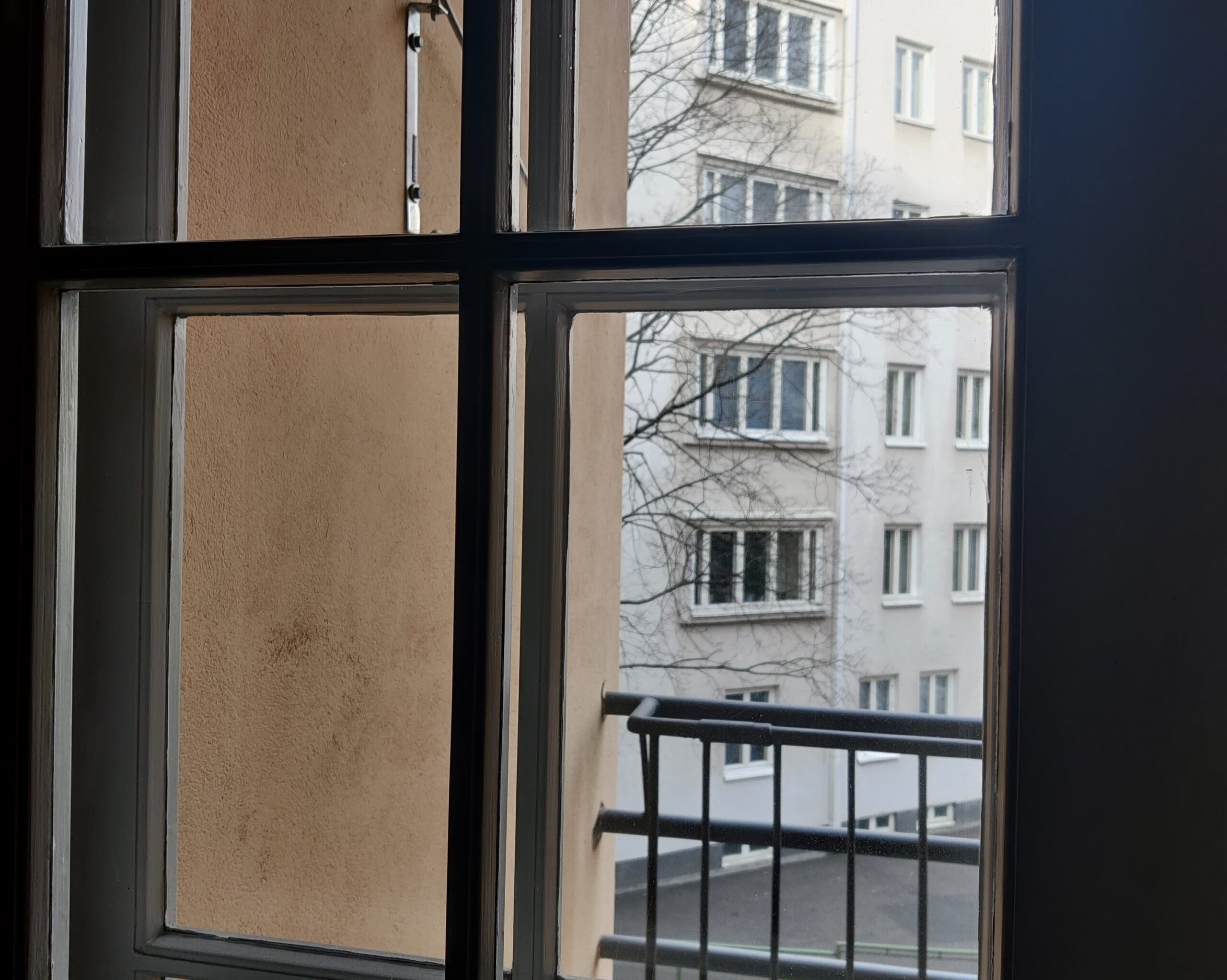 IMG_20250409_091856 3 | Sivina näkymä ulos helsinkiläisen asunnon rappukäytävästä